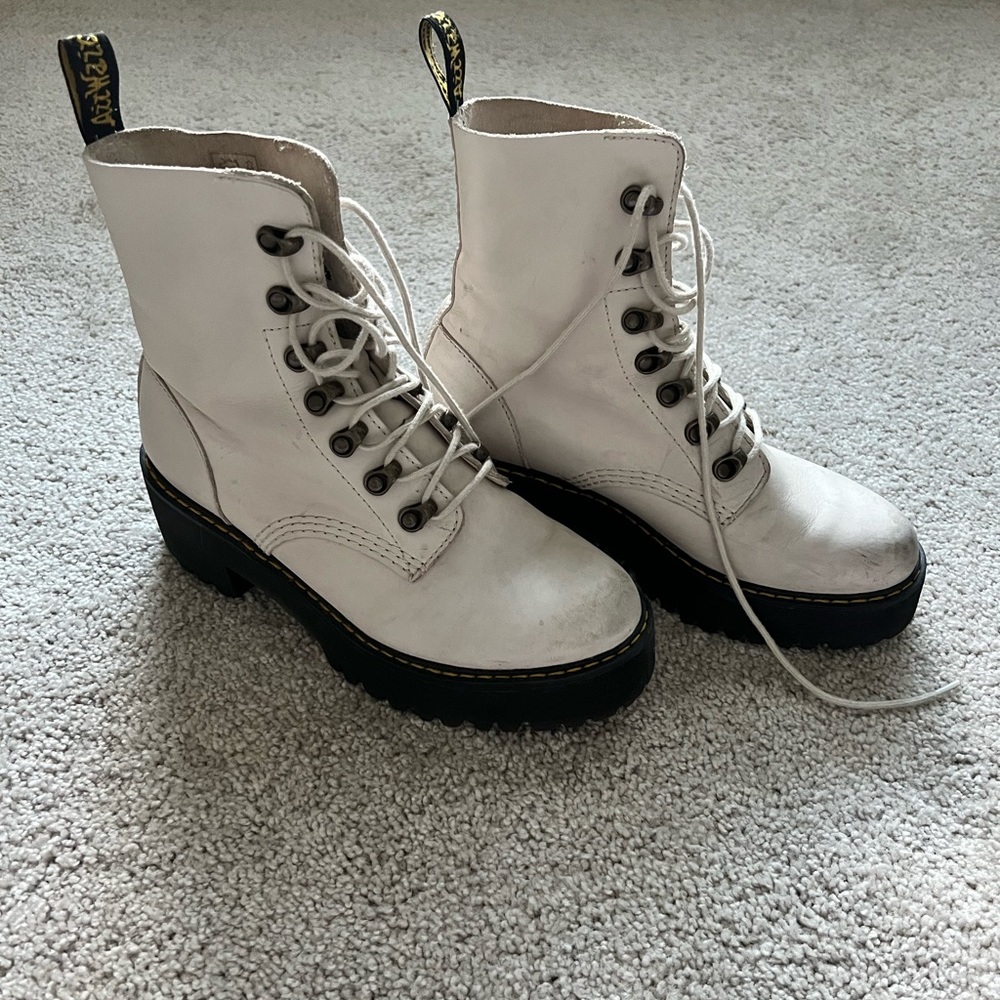 DR. MARTEN Leona Boot off-white